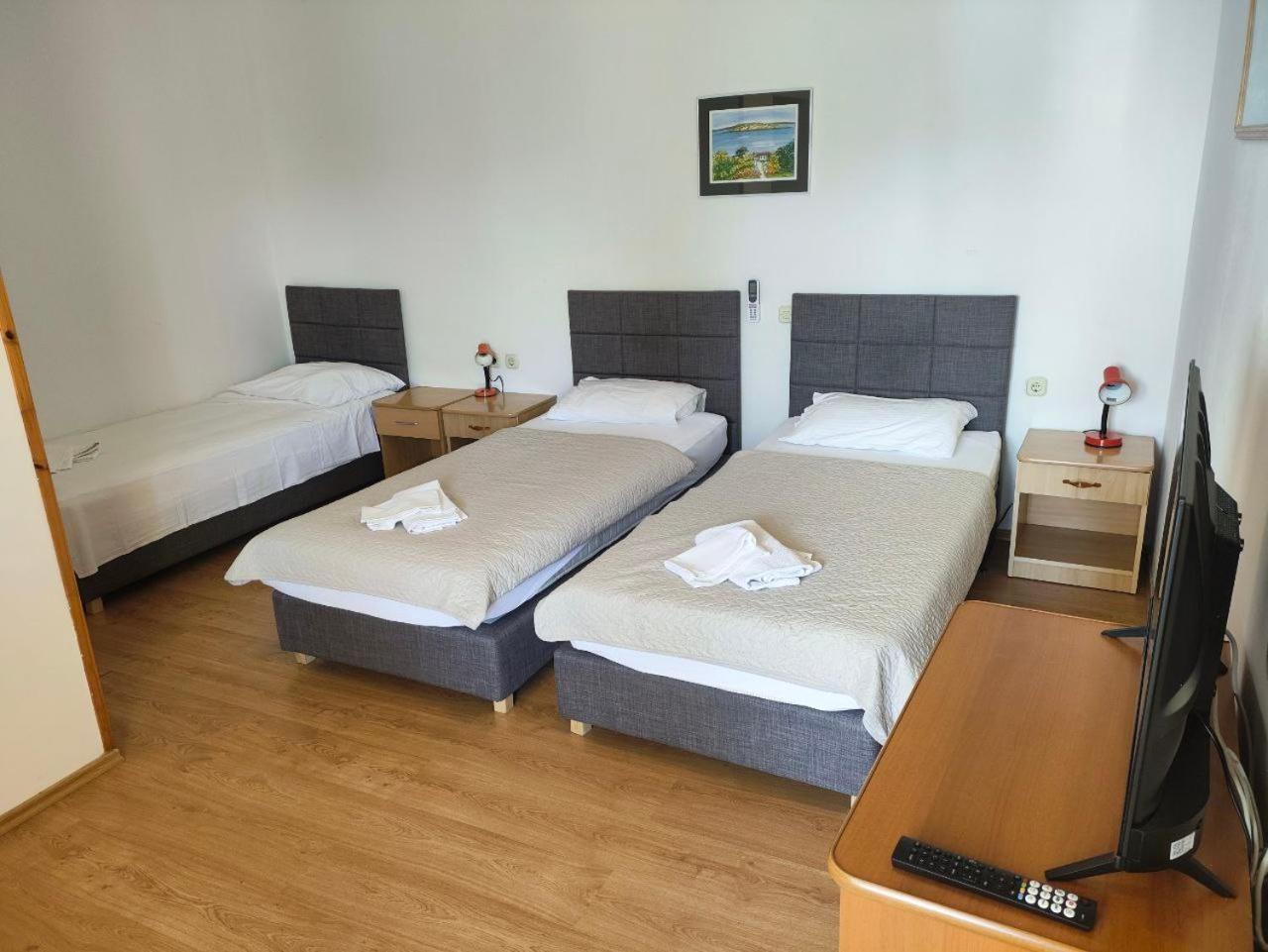 Tonino Apartments Паг Екстер'єр фото